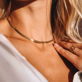 Bild einer goldenen Schlangenkette in einem Online Shop für Schmuck Ketten
