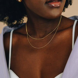 Tragebild Bild einer goldenen Halskette in einem Online Shop für Schmuck Ketten
