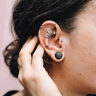 ARTIQO 'Surrounded Gem' Piercingstecker - helloartiqo.com