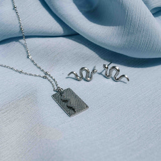 Bild einer silbernen Halskette in einem Online Shop für Schmuck Ketten