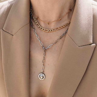 Tragebild einer goldenen Halskette in einem Online Shop für Schmuck Ketten