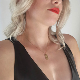 Tragebild einer goldenen Halskette in einem Online Shop für Schmuck Ketten